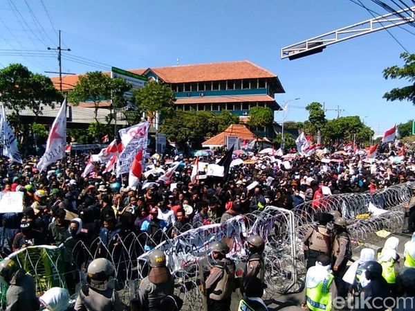 Ribuan Mahasiswa Surabaya Gaungkan Penolakan RUU Kontroversial