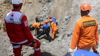 Tim SAR gabungan melakukan pencarian Matheis Frans warga Desa Nania yang tewas tertimbun longsoran bukit pasir di Desa Nania, Ambon, Maluku, Kamis (26/9/2019). ANTARA FOTO/Izaac Mulyawan.