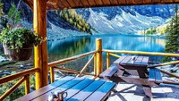 Jauh dari kesan modern, kafe ini berdiri di sebuah kabin kayu sederhana. Di bagian belakang kafe terdapat meja yang menghadap langsung di danau. Foto: Istimewa