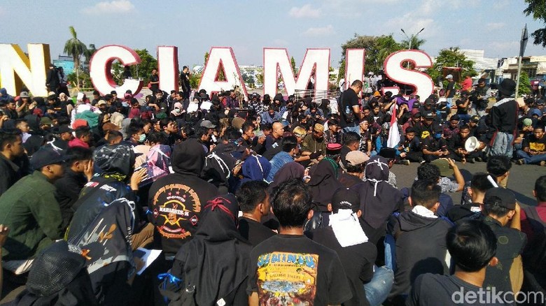 Melihat Aksi Damai di Ciamis: Mimbar Bebas dan Diakhiri Doa Bersama Melihat Aksi Damai di Ciamis: Mimbar Bebas dan Diakhiri Doa Bersama