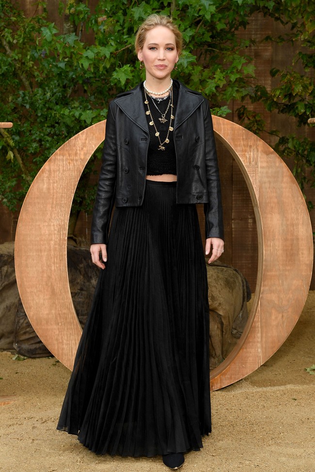 Di fashion Dior, Jennifer yang datang bersama ibunya memilih busana serba hitam. Ia memakai crop-top yang dipadu rok maxi pleats. Tidak ketinggalan jaket kulit yang meninggalkan kesan edgy. (Foto: Pascal Le Segretain/Getty Images)