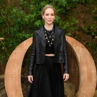 Di fashion Dior, Jennifer yang datang bersama ibunya memilih busana serba hitam. Ia memakai crop-top yang dipadu rok maxi pleats. Tidak ketinggalan jaket kulit yang meninggalkan kesan edgy. (Foto: Pascal Le Segretain/Getty Images)