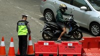 Persimpangan jalan tersebut juga dijaga polisi.