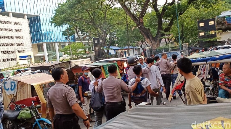 Bikin Ricuh dan Lempar Batu ke Polisi, 32 Siswa SMA di Medan Diamankan Bikin Ricuh dan Lempar Batu ke Polisi, 32 Siswa SMA di Medan Diamankan