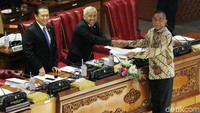 Menteri Pertahanan (Menhan) Ryamizard Ryacudy, yang hadir dalam rapat paripurna, menyebut dengan pengesahan RUU PSDN program bela negara telah memiliki payung hukum.
