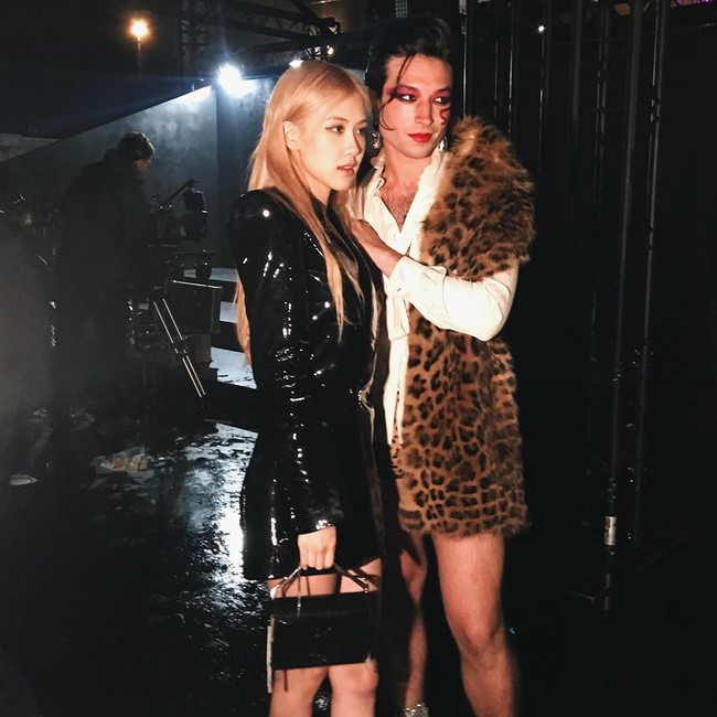 Ia juga sempat berfoto dengan Ezra Miller yang tampil pernah mengaku adalah fans Blackpink. Foto: Fansite