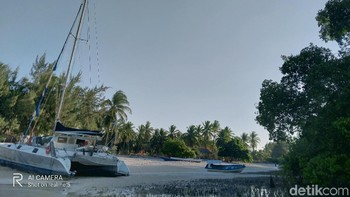 Kamera ultra widenya yang dibekali lensa 8 megapixel dan bentang layar 6,5 inchi juga oke untuk memotret senja di Pantai Walakiri (Septiana Ledysia/detikINET)