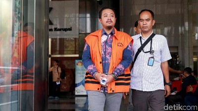 Aspri Menpora Diperiksa KPK Pakai Rompi Oranye