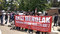 Dalam aksinya, massa tukang gigi membawa poster-poster penolakan terhadap RUU KUHP. 