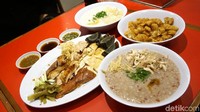 Meski restorannya tak terlalu luas, tapi interiornya dibuat seperti restoran-restoran pinggir jalan yang ada di China. Nuansa merah kekinian, dengan poster iklan makanan vintage Mandarin, memenuhi setiap sudut restoran. Menu yang ditawarkan juga terbilang sederhana, yaitu bubur, ayam kampung, telur, dan cakwe. Foto: dok. detikFood