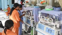 Sejumlah bayi menjalani perawatan dalam inkubator di teras RSUD Haulussy, Ambon, Maluku, Kamis (26/9/2019). ANTARA FOTO/Izaac Mulyawan.