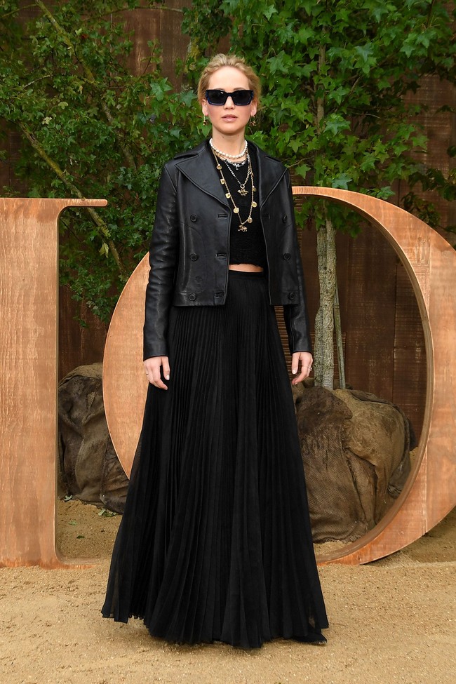 Jennifer Lawrence muncul setelah pekan lalu kedapatan sedang berada di luar kantor catatan sipil New York City, AS. Menurut seorang sumber kepada People, Jennifer saat itu sedang mengurusi dokumen untuk pendaftaran pernikahannya dengan Cookey Maroney. Dia semakin bahagia jelang pernikahannya, kata sumber tersebut. (Foto: Pascal Le Segretain/Getty Images)