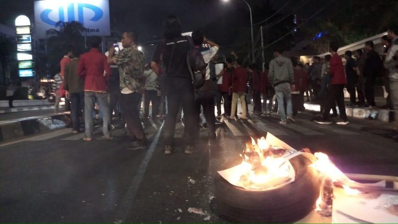 Randi Mahasiswa Halu Oleo Tewas Tertembak, IMM Aksi Tutup Jl Menteng Raya Randi Mahasiswa Halu Oleo Tewas Tertembak, IMM Aksi Tutup Jl Menteng Raya