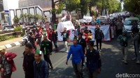 Massa mahasiswa gabungan dari berbagai organisasi dan perguruan tinggi yang menamakan diri Aliansi Mahasiswa Kudus menggelar aksi menolak UU KPK yang baru dan sejumlah revisi undang-undang, Jawa Tengah, Kamis (26/9/2019).