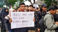  Selain itu, pasal terkait tindak pidana korupsi juga ada dalam tuntutan mahasiswa. Tuntutan lain yakni rumusan pasal karet yang berpotensi mengekang kebebasan berpendapat termasuk kebebasan pers. Selain itu, mahasiswa Wonosobo juga mendorong segera disahkannya RUU Penghapusan Kekerasan Seksual dan menolak Pengesahan RUU Pertanahan.