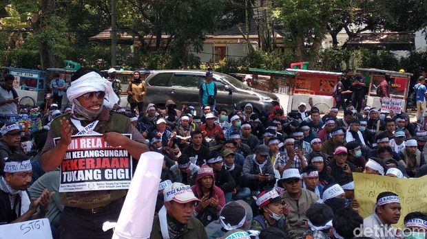 Terancam Dikriminalisasi, Ratusan Tukang Gigi Demo Tolak RUU KUHP