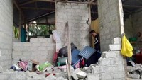 Gempa dirasakan dengan skala II MMI di Ambon. Skala II MMI berarti getaran dirasakan oleh beberapa orang, benda-benda ringan yang digantung bergoyang. Potret kerusakan salah satu rumah warga imbas gempa yang mengguncang wilayah Ambon dan sekitarnya. Istimewa/Dok. Twitter/BNPB Indonesia.