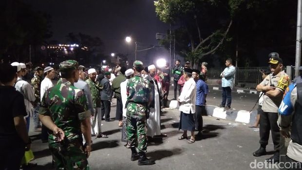 Massa Masih Bertahan, Kapolres Jakbar Temui Tokoh Warga di Slipi