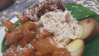 Di kawasan Karawaci Tangerang juga ada gudeg koyor yang sedap. Bahkan ada potongan kikil yang empuk kinyil-kinyil dan gurih. Foto : Instagram @msfoodooh