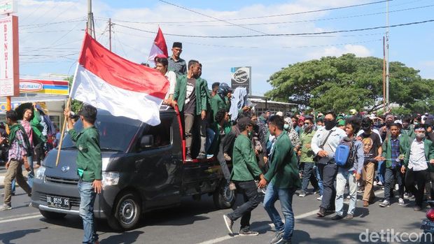 Demo mahasiswa dan pelajar di Jl Urip Sumoharjo, Makassar, Sulsel, Kamis (26/9/2019)