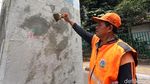 Aksi Pasukan Oranye Bersihkan Sisa Demo di Senayan