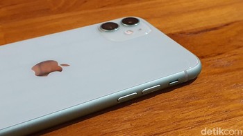 Bagian kiri ada pengaturan volume, sementara kanan tombol power. Foto: Adi Fida Rahman/detikINET