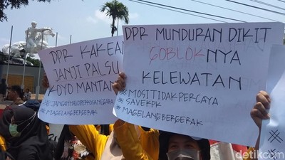 Massa Aksi #MagelangBergerak Long March ke DPRD Kota Magelang