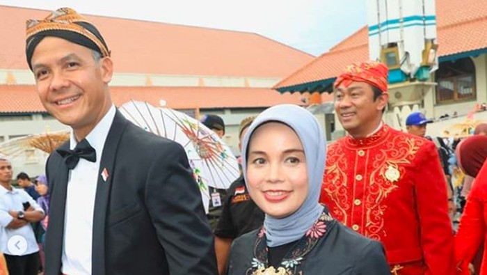 ganjar pranowo dan istrinya, Siti Atiqoh Apriyanti.