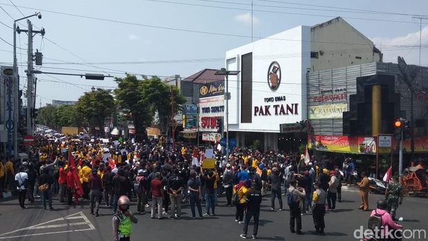 Sempat Ricuh, Ketua DPRD Kota Magelang Temui Pendemo