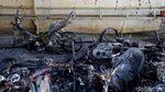 Sisa-sisa Demo Rusuh di Slipi: Pos Polisi dan Motor Hangus Terbakar