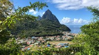 Hutan rimbun di dasar pegunungan di St.Lucia, Lesser Antilles merupakan bagian dari warisan dunia Unesco. Di sini Anda bisa menemukan burung kolibri, tumbuhan pakis halus dan jalur yang diselimuti kabut. (Shutterstock/CNN)