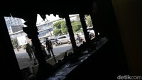 Massa juga melakukan perusakan terhadap pos polisi.