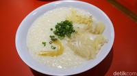 Bagi yang tak terlalu suka beras merah, tenang saja, ada Bubur Putih Ikan (Rp 45.000) yang berbeda dari bubur ikan lainnya. Di sini, ikan tidak dicampur langsung ke dalam bubur, sehingga rasanya tidak amis. Melainkan mereka menggunakan fillet ikan dori kukus dan jahe iris sehingga aromanya tetap harum. Foto: dok. detikFood