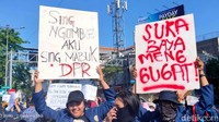 Aksi demo tersebut merupakan bentuk penolakan mahasiswa atas segala rancangan undang-undang yang kesannya dibuat terburu-buru oleh DPR RI. Budi Hartadi/Dok. Detikcom.