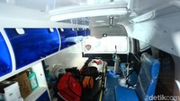 Bagian dalam ambulans terlihat berantakan, 5 mobil ini diamakan polisi di depan gerbang tol Pejompongan kemarin malam saat aksi rusuh masa sedang berlangsung.