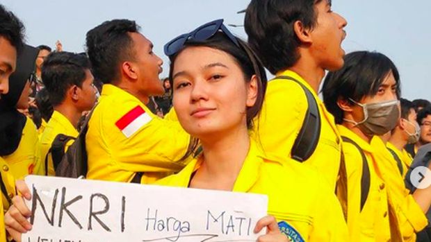 Tenar karena Ikut Demo, Livia Ellen Si Cantik Ber-Jakun Juga Seorang Entertainer