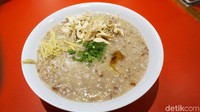 Salah satu menu bubur yang harus dicoba di sini adalah Bubur Merah Ayam (Rp 45.000), di sini bubur dibuat menggunakan beras merah. Bubur ini jauh lebih sehat dan jadi ciri khas di restoran ini. Foto: dok. detikFood