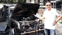 Jeep Wrangler milik Didi itu hangus hanya tersisa kerangkanya saja dengan pelat nomor yang masih terlihat B 1 AFF. Tampak dalam instagram yang diposting Didi, Jeep Wrangler Rubiconnya hangus bersandingan dengan sebuah bus yang juga ikut terbakar. Foto: Wakil Ketua KONI Dodi O Affandy (dok.pribadi)