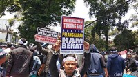Poster-poster yang dibawa seperti Kriminalisasi Tukang Gigi adalah HAM berat, Pengangguran merajalela jika tukang gigi dihapuskan, dan kami rela mati demi kelangsungan pekerjaan tukang gigi.