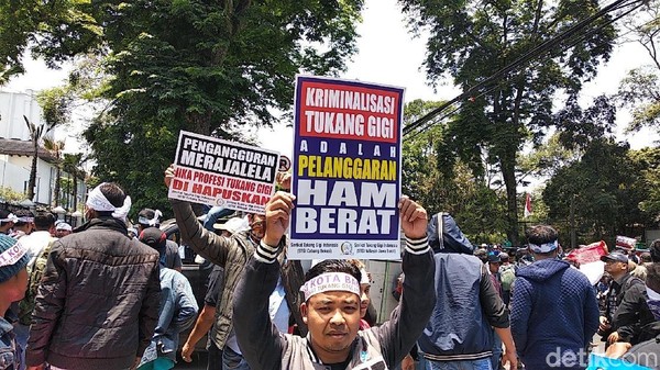 Ratusan Tukang Gigi pun Ikut Menolak RUU KUHP