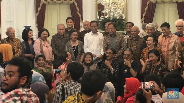 Presiden Joko Widodo (Jokowi) berfoto bersama usai bertemu sejumlah tokoh bangsa dari berbagai elemen di Istana Kepresidenan, Jakarta, Kamis (26/9/2019). (CNBC Indonesia/Chandra Gian Asmara)