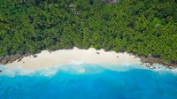 Bentang alam liar masih berkembang dan warna air laut yang mempesona menjadikan Pulau Fregate di Seychhelles begitu menawan. Uniknya traveler bisa menyewa pulau ini. (Shutterstock/CNN)