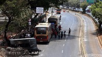 Kawat berduri juga masih disiapkan di kawasan tersebut.