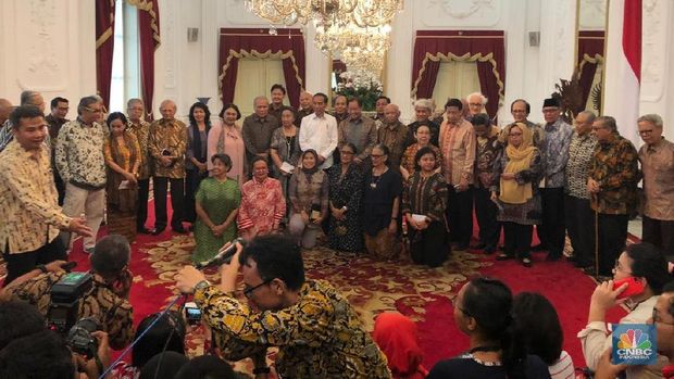 Presiden Joko Widodo (Jokowi) berfoto bersama usai bertemu sejumlah tokoh bangsa dari berbagai elemen di Istana Kepresidenan, Jakarta, Kamis (26/9/2019).  (CNBC Indonesia/Chandra Gian Asmara)