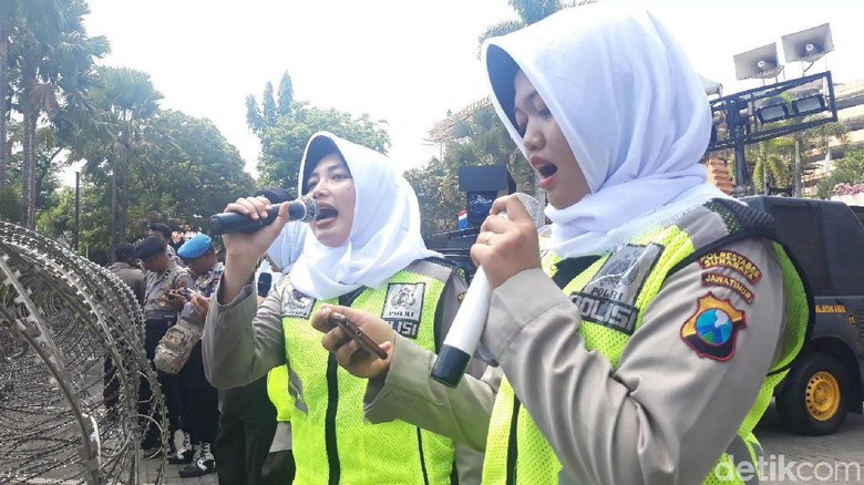 Ini Pasukan Asmaul Husna, Para Polwan Pendingin Tensi Demo di Surabaya Ini Pasukan Asmaul Husna, Para Polwan Pendingin Tensi Demo di Surabaya