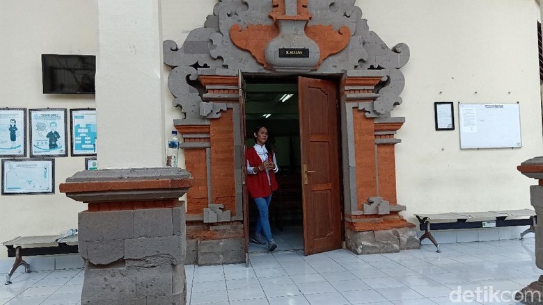 Waria Spesialis Pembobol Vila di Bali Dituntut 1,5 Tahun Penjara Waria Spesialis Pembobol Vila di Bali Dituntut 1,5 Tahun Penjara