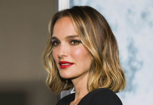 Tak ada perhiasan mencolok yang menghiasi gayanya. Namun, lipstrik merah nan mencolok cukup untuk menjadikannya pusat perhatian. (Foto: Rodin Eckenroth/Getty Images)