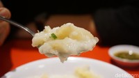 Rasa bubur putih tak beda jauh  dengan bubur merah. Keduanya punya tekstur kental dan gurih.  Namun tentu sensasi rasanya berbeda, karena ada rasa gurih lembut dari ikan dori.  Foto: dok. detikFood