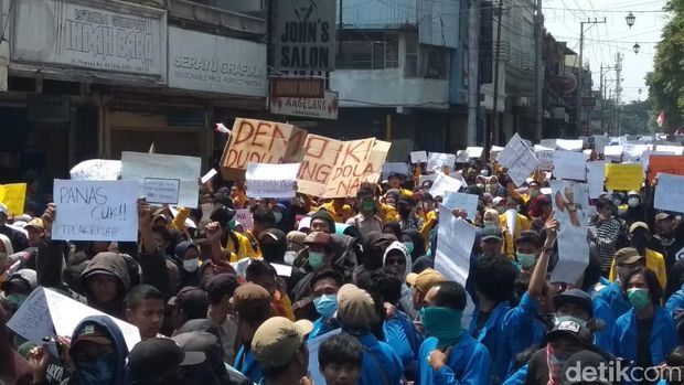 Bukan di Cina, Ini Longmarch Massa Aksi Melintasi Pertokoan Magelang