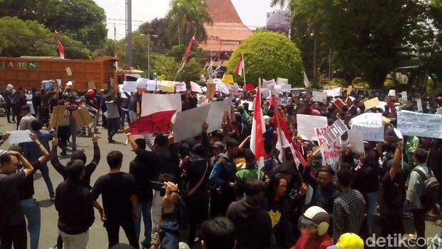 Demo mahasiswa di depan DPRD Kudus.